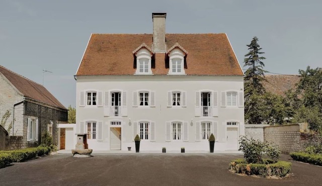 4-star Maison de Maître, 25 minutes from Beaune. Swimmingpool, sauna, steamroom.