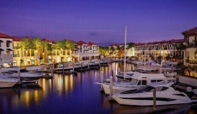 4 -star/marina/on water/Pools/5th avenue downtown/ spa/ Naples Bay Resort