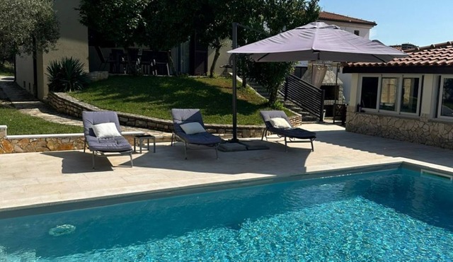 4 star vacation home 300m2 with pool (7.5m x 4 m)