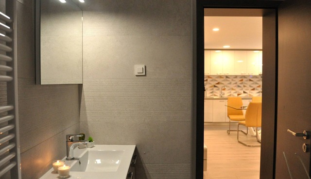 4 stars, 4k tvs in all rooms, free wifi