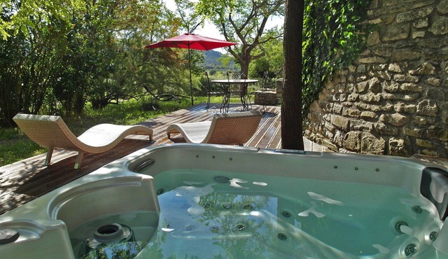 4 stars cottage for 2 with private intimate garden and private jacuzzi