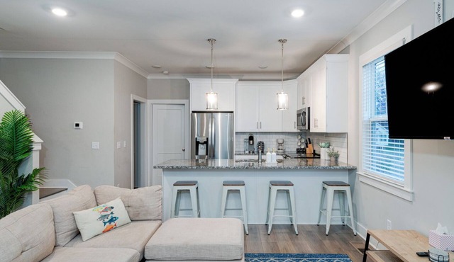 4-Story 4 BDR Sleeps 11 w/Rooftop Patio!