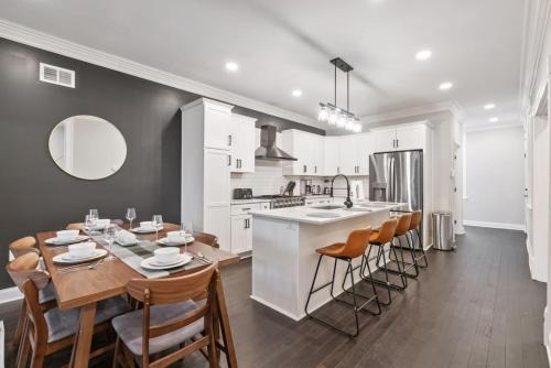 4 Story Home with 3 King Beds and cozy backyard