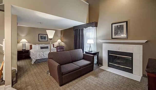 4 Stylish King Rooms + Modern Amenities Near Local Urbana Hot Spots