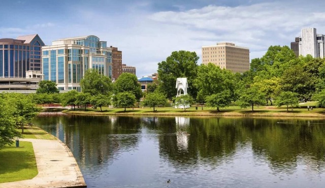 4 Stylish Units for Business Travel, Breakfast, Park