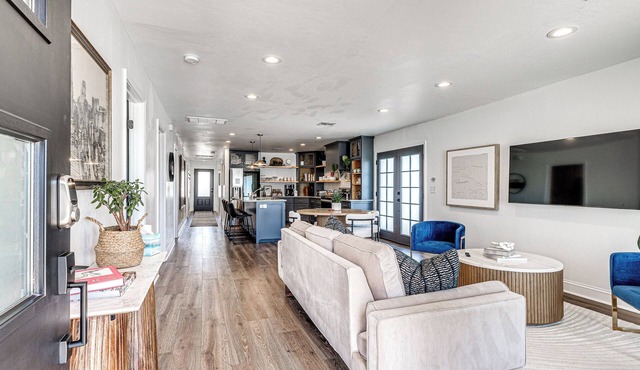 4 sumptuous bedrooms · 2 full baths · S. Downtown OKC park view · Pet-friendly