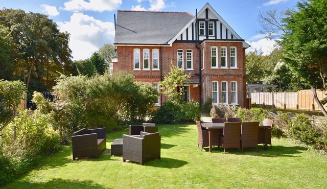 4 THE NAB HOUSE, family friendly, luxury holiday cottage in Bembridge