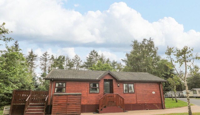 4 THE OAKS, pet friendly, with a garden in Swarland