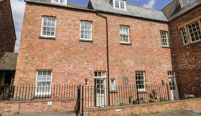 4 THE OLD COUNCIL HOUSE, family friendly in Shipston-On-Stour