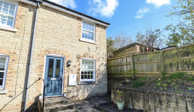 4 THE OLD POST OFFICE MEWS, family friendly, with a garden in Brading