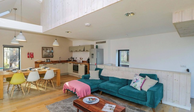 4 THE STONEYARD, family friendly in Bath