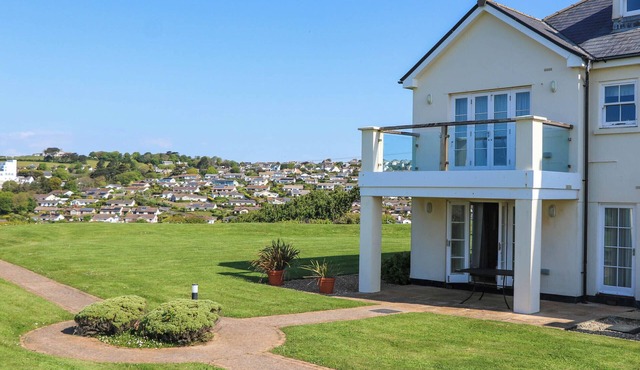 4 THURLESTONE BEACH HOUSE, pet friendly, with a garden in Thurlestone