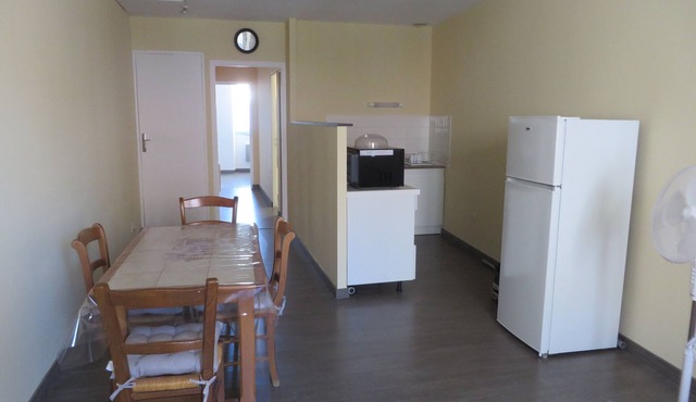 4 to 6 berth accommodation 10 mi walk from the lake