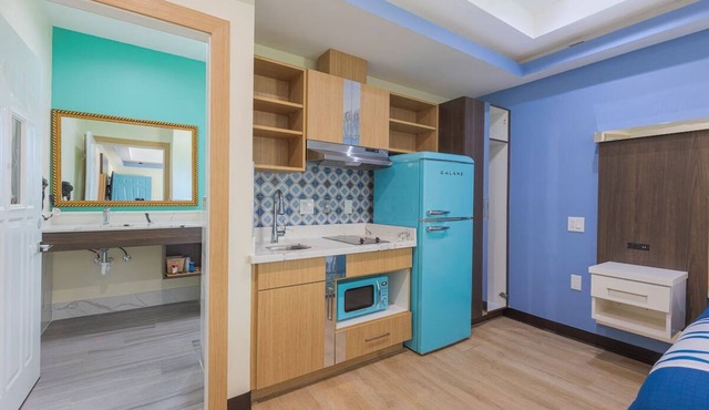 4 Tranquil Rooms w/2 Queens and Kitchenette Near Woodbridge Lake – 4.3 Miles