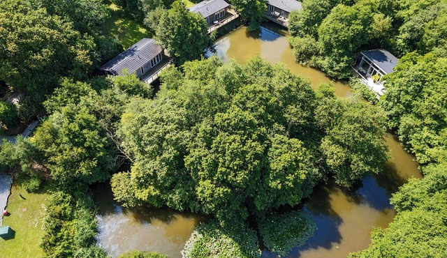 4 TREE TOPS, country holiday cottage, with hot tub in Lanreath