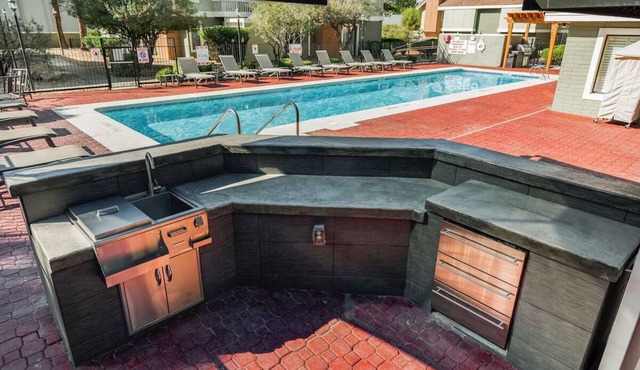 4 Two-Bedroom Suites! Swimming Pool, Pet-Friendly, Free Parking and Breakfast!