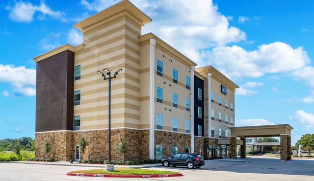 4 Units Close to Pin Oak Village Park, Kitchenette, FREE Breakfast & Parking!