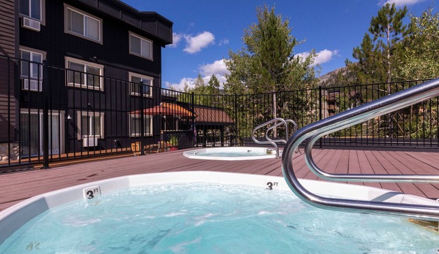 4 Units | Full Kitchen | Free Parking | Olympic Valley Stay