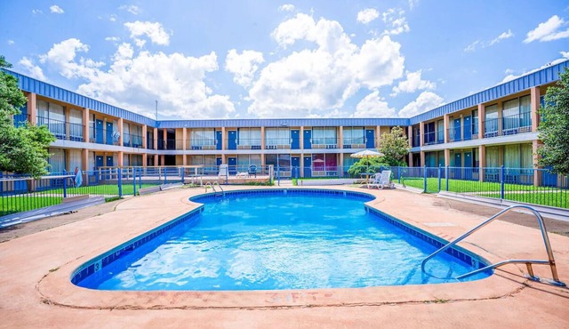 4 Units to Relax w/Full Bed Minutes from Comanche National Museum and Cultural