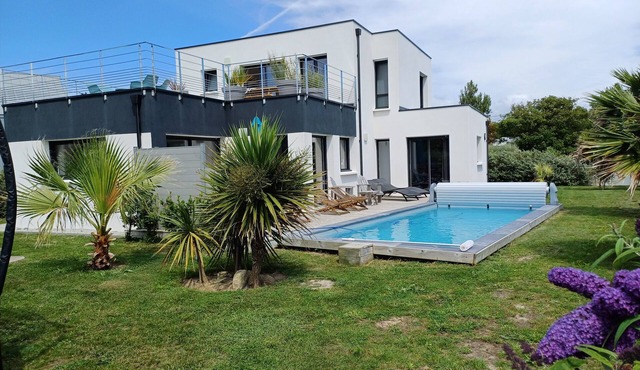 4 * vacation home between La Torche and Pors Carn with swimming pool.