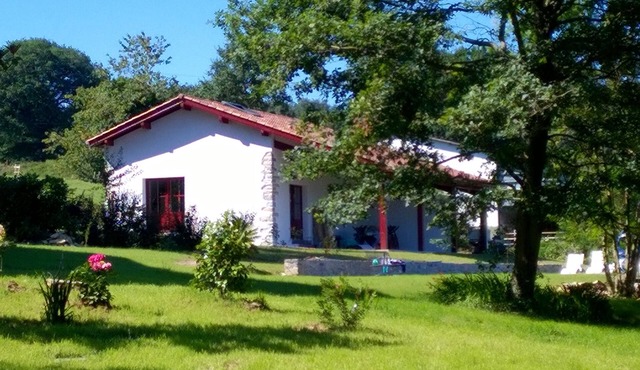 4* vacation home rental in the Basque Country, swimming pool with view, hammam