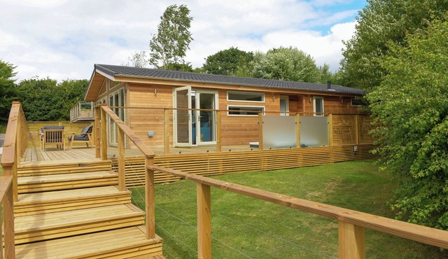 4 VALLEY VIEW, character holiday cottage, with hot tub in Lanreath