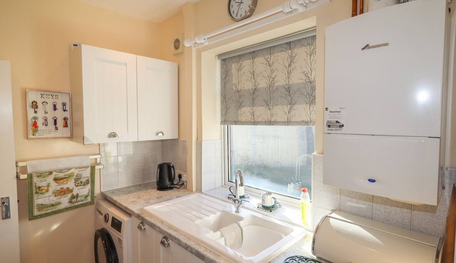 4 VENABLES ROAD, romantic, character holiday cottage in Blacon