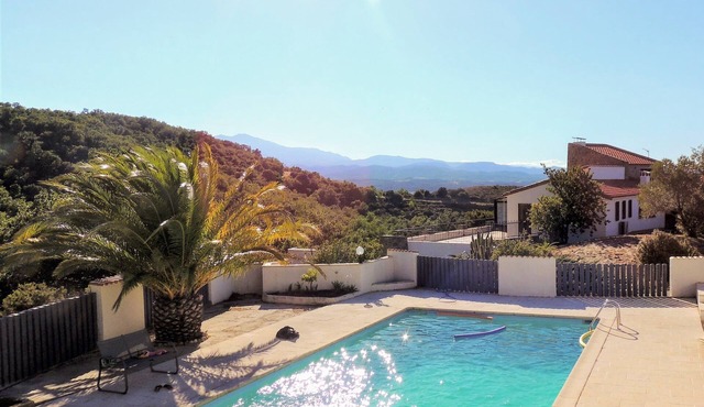 4 * villa, magnificent view, a few steps from the sea and Spain. All inclusive.