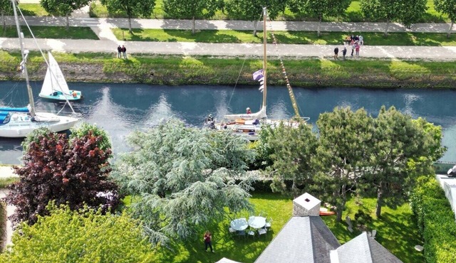 4* villa on the water with Jacuzzi, marina, near historic center