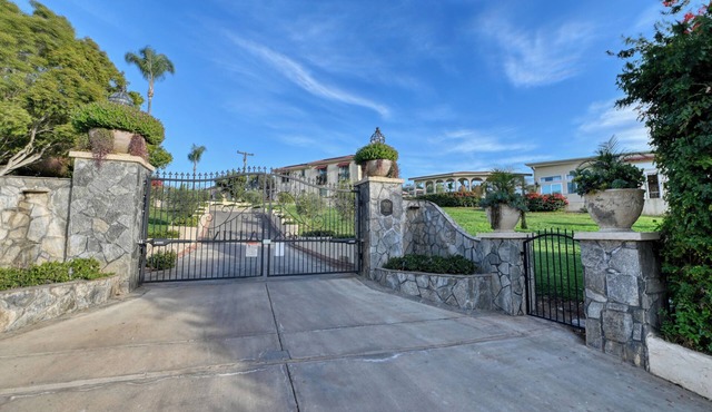 4 Villas that have 22 rooms that can accommodate up to around 50 guests!