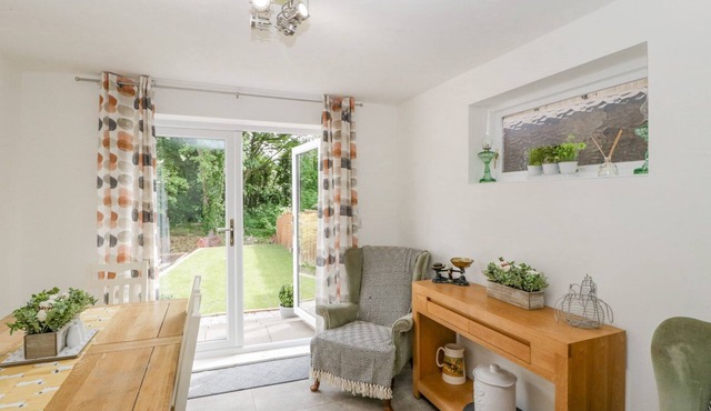 4 WALLFLOWER ROW, pet friendly, with a garden in Hereford