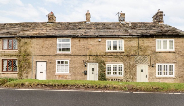 4 WASHPOOL COTTAGE, family friendly, with open fire in Macclesfield