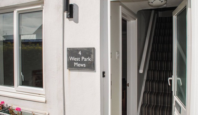 4 WEST PARK MEWS, pet friendly, country holiday cottage in Hope Cove