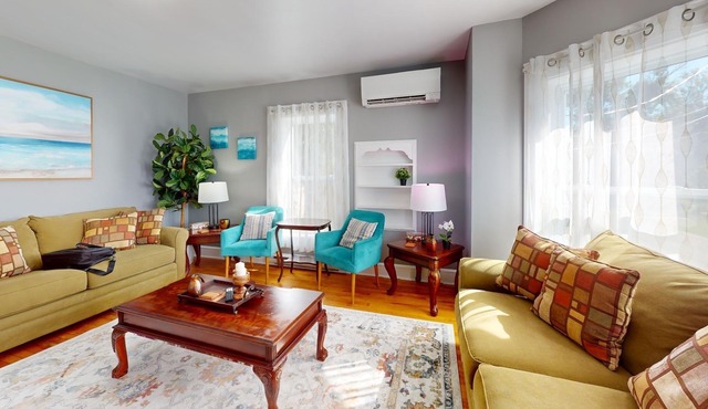 4 Wolfville's DT Core | Two Queen Bds+ Sofa Bed