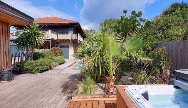 4* wooden house near ocean beaches, swimming pool, spa, private parking and courtyards