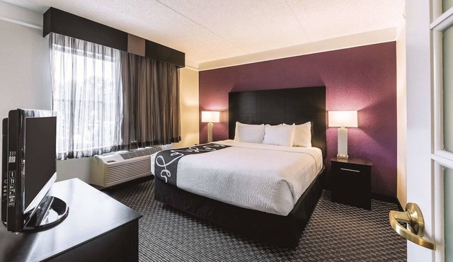 4 x 1 Queen Deluxe ADA at La Quinta Inn by Wyndham San Antonio Downtown