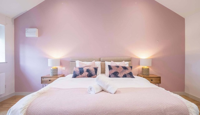 4 x Newly refurbished private access rooms with ensuites - restaurant on-site!