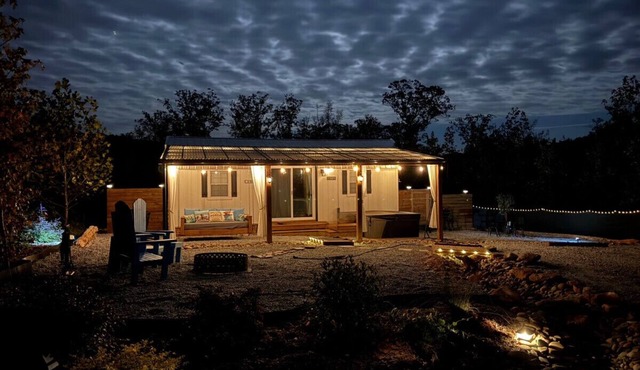 40 ACRE FARM STAY Cottage KING Bed, HOT TUB, Grill, Fire Pit, Porch Bed Swing
