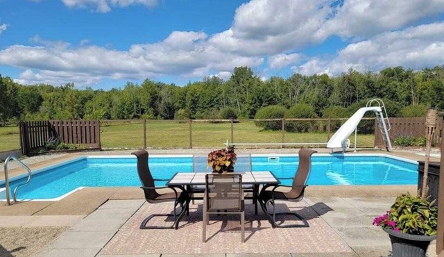 40 Acre Vacation rental Cottage with swimming pool in Niagara