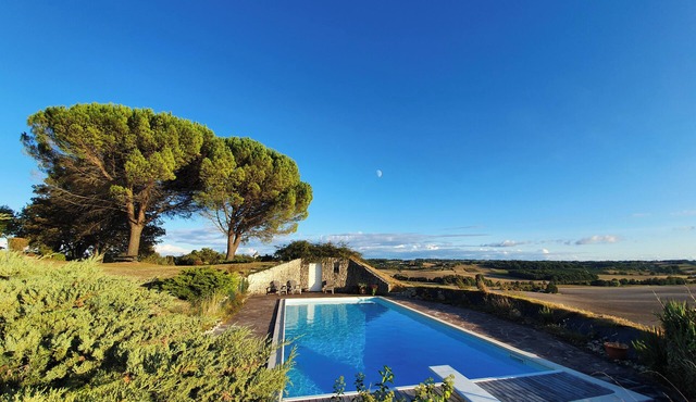 40 minutes from the beach, house with swimming pool, garden and panoramic view for rent