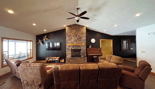 40 min from YNP! 18 Beds! New Bedding! Lots of parking!