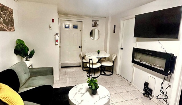 40% Off Nov. Close to NYC EWR JFK. 3-bedroom, 1-bath. Laundry available!Sleeps 8