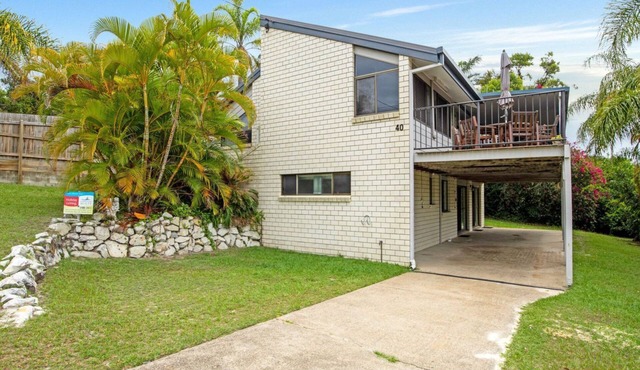 40 Rumbalara Avenue - Rainbow Beach. Great location, views to ocean.