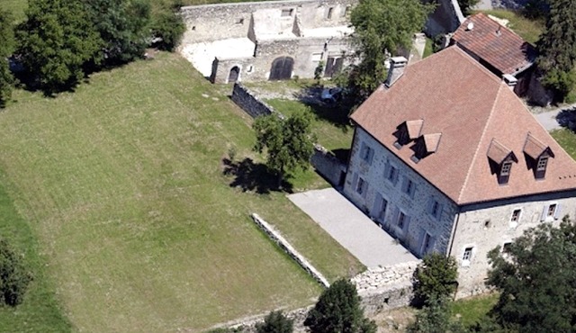 400 euros/night 12th-century fortified house