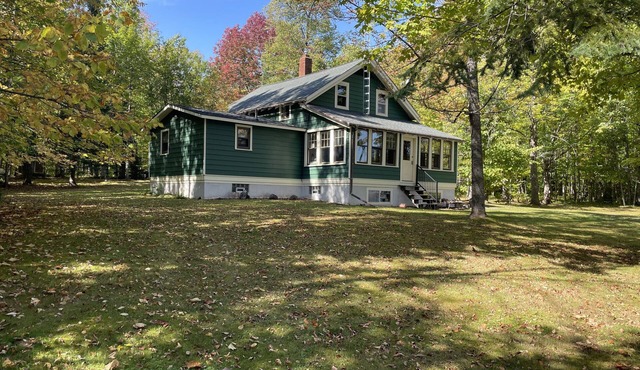 400 feet of private frontage on Lake Gogebic. Sleeps 10, 4 bed/2 bath.