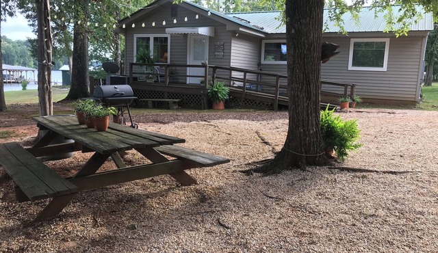 400" of shoreline/private dock & boat ramp - Spring and summer dates!