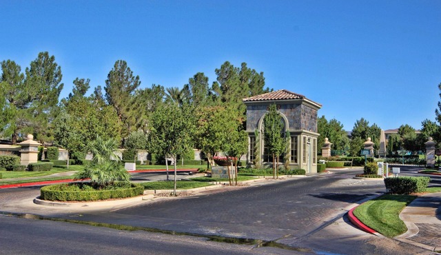 4000 SQ. Foot, LARGE LUXURY HOME- POOL-Guard Gated Community. Close 2 Strip!