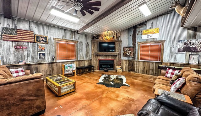 4000 sq ft Country Lodge sleeps 8, 30 minutes from Wichita