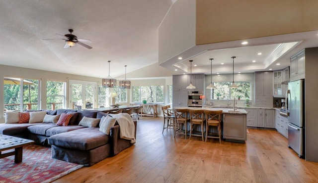 4000 sq ft Lakeside Escape Near Yosemite With Private Dock and Lake Access