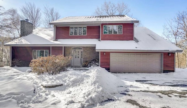 4000 sq. ft. With EXTRA LARGE BRAND NEW HOT TUB. Directly across from Ski Resort